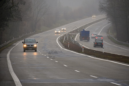 湿的冬季天气恶劣公路轻型车辆上危险汽交通在雾中行驶高速公路风暴背景图片