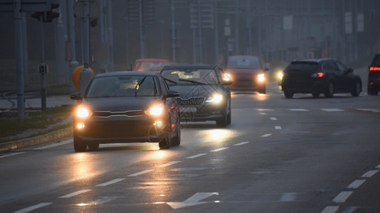 白色的下雨男人冬季天气恶劣公路轻型车辆上危险汽交通在雾中行驶背景图片