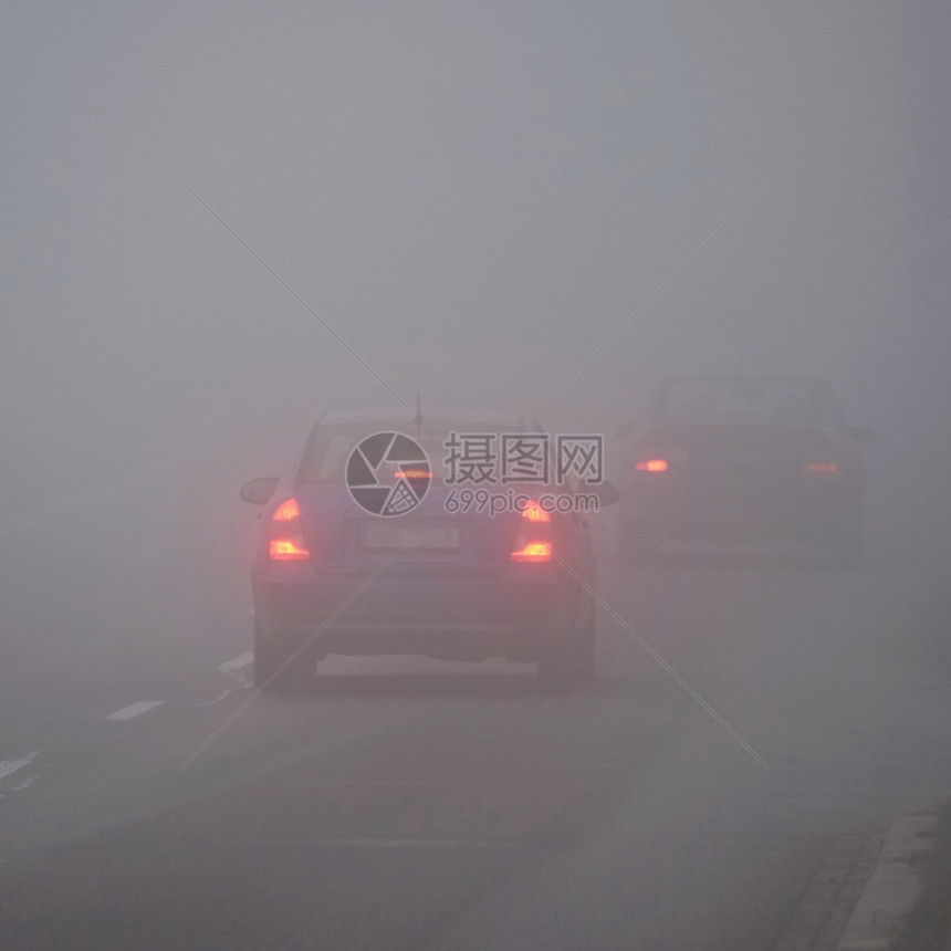 能见度季节运输冬天气恶劣公路上的轻型车辆在雾中危险机动车交通情况也十分危险图片