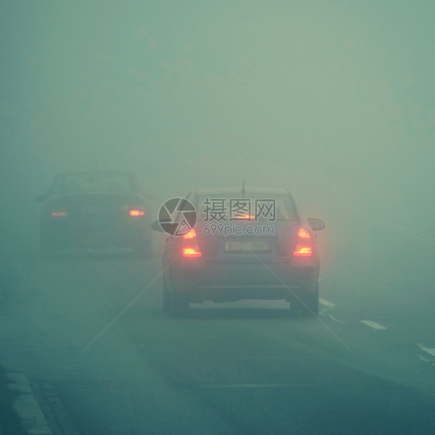 黄色的高速公路湿冬季天气恶劣公路上的轻型车辆在雾中危险机动车交通情况也十分危险图片