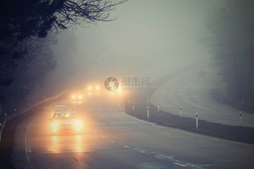 阴霾寒冷的高速公路冬季天气恶劣公路上的轻型车辆在雾中危险机动车交通情况也十分危险图片