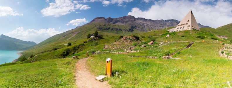 自由风景优美旅游法国阿尔卑斯山边的脉和草原图片