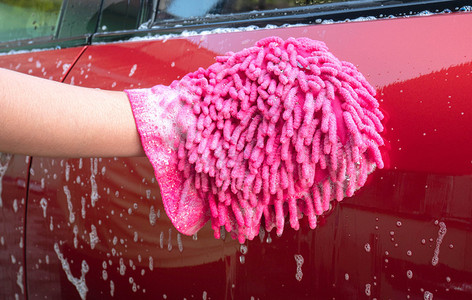 技术玻璃女手握着带有洗车泡沫的粉色手套雨刮器图片