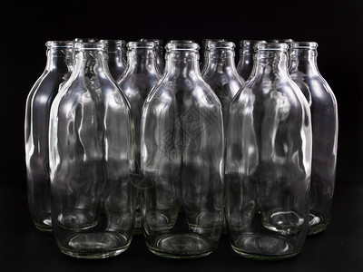 空瓶子收集无色在黑背景上隔离白兰地玻璃吃图片