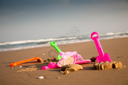 军娃夏天游客太阳儿童在海滩的玩具子军收藏背景