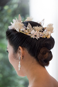 花朵式新娘头饰美丽白种人结婚的象征标志婚姻以新娘发型为皇冠时装饰品婚礼背景