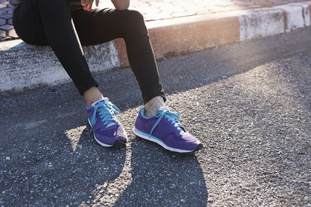 外部鞋类活力穿着紫色运动鞋的体育女郎图片