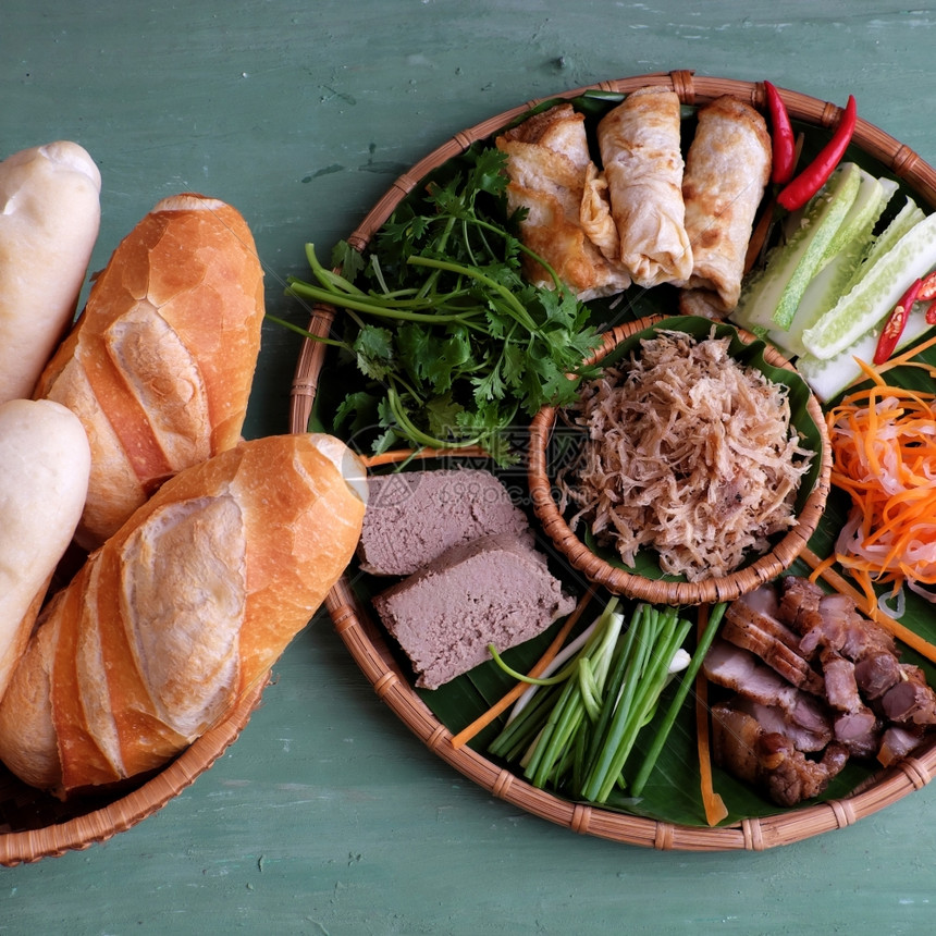 著名的越南食物是banhmithit流行的街头食物来自面包里塞满了生料猪肉火腿梨子蛋和新鲜草药团体志绿色图片