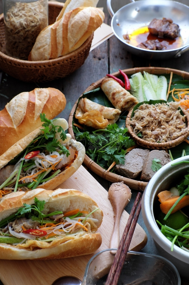 蔬菜著名的越南食物是banhmithit流行的街头食物来自面包里塞满了生料猪肉火腿梨子蛋和新鲜草药盘子三明治图片