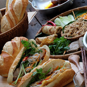 街头食品美味的绿色著名越南食物是banhmithit流行的街头食物来自面包里塞满了生料猪肉火腿梨子蛋和新鲜草药背景