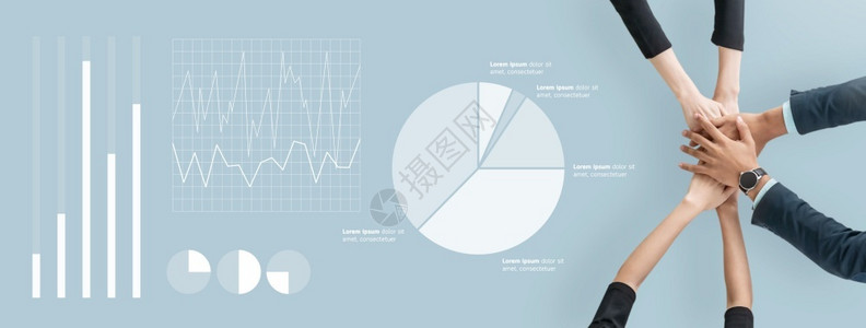 商人业界士伙伴的顶端视野与孤立的蓝色背景力量团结和队合作全景观携手一BannerforWebInfification男人蓝色的图片