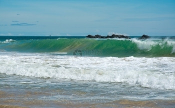12月在亚洲斯里兰卡南部省的天堂海滩上美丽的波浪在12月于亚洲的斯里兰卡南部省十二月湿的景观图片