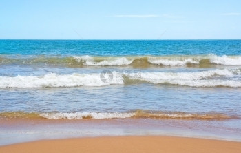 海岸线12月在亚洲斯里兰卡南部省的天堂海滩上美丽的波浪在12月于亚洲的斯里兰卡南部省海景温暖的图片