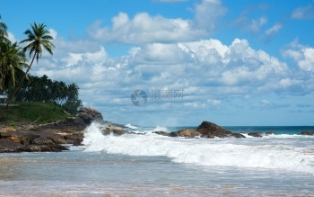 白色的沿海12月在亚洲斯里兰卡南部省的天堂海滩上美丽的波浪在12月于亚洲的斯里兰卡南部省细节图片
