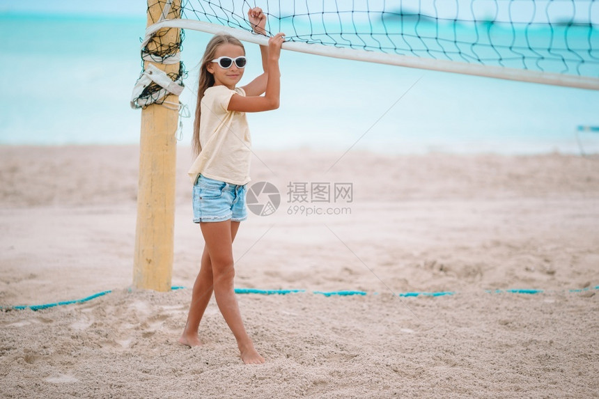 海边度假的小女孩图片