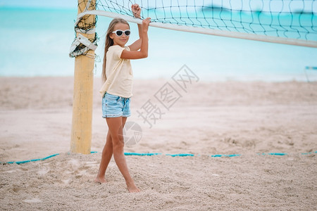 海边度假的小女孩图片