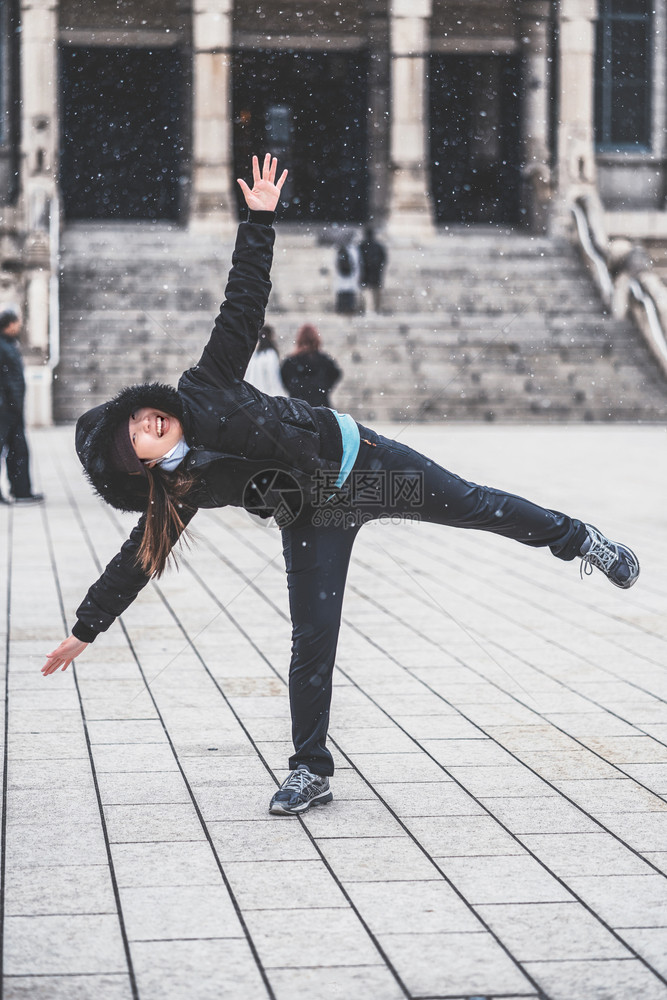 自然冬天下雪时玩的亚洲年轻女子旅行和兴奋的概念冬戴带毛帽披头巾和外套快乐的图片