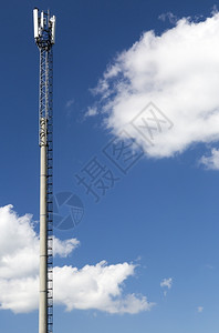 结构体频率移动的在阳光明媚夏季日电信塔GSM讯在阳光晴朗的夏天日图片