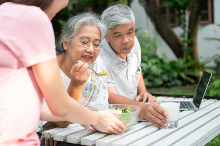 紊乱营养厌恶亚洲年长妇女厌食不愉快对饭说老年人与家生活在一起照顾者尽量喂饱食物老年妇女没有胃口保健和老年照顾者概念背景图片