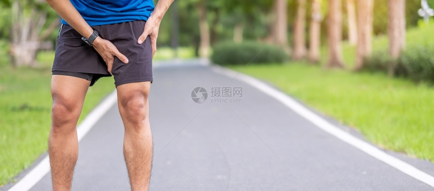 人们由于格罗因拉力运动受伤和医疗概念在跑步过程中肌肉疼痛的年轻成男子腿痛马拉松自然图片
