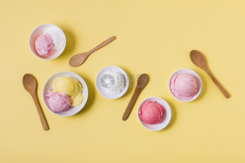 白色的目具有冰淇淋分辨率和高品质的美丽图片顶观彩碗带有冰淇淋高品质和清晰度的美照片概念以及高质量和清晰度的优美照片香草图片