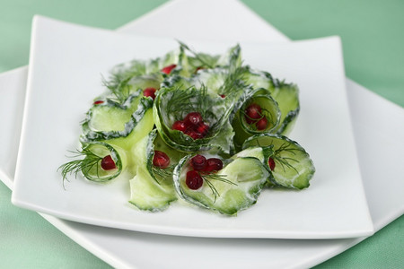 蔬菜健康低的新鲜黄瓜沙拉配有和石榴糖内核含酸奶油酱图片