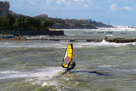 夏季大风天的海浪和帆冲夏季大风天的海浪和帆冲水上运动板夏天背景图片