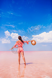 晴天在阳光明媚的夏日女人戴帽子在阳光灿烂的夏日漫步在粉红盐湖上海一种图片