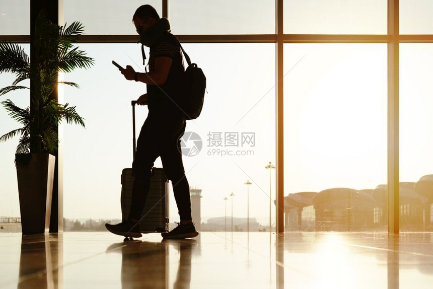 为了携带手提箱的行人在机场候站旅行的客空中行建造车站图片