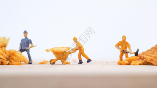芯片黄色的小型人工根据白本底食物概念从事土豆薯片生产工作小型的图片