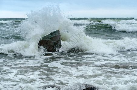 海浪打在岩石上海浪溅在岩石上海浪溅在岩石上海浪打在岩石上泡沫户外悬崖图片