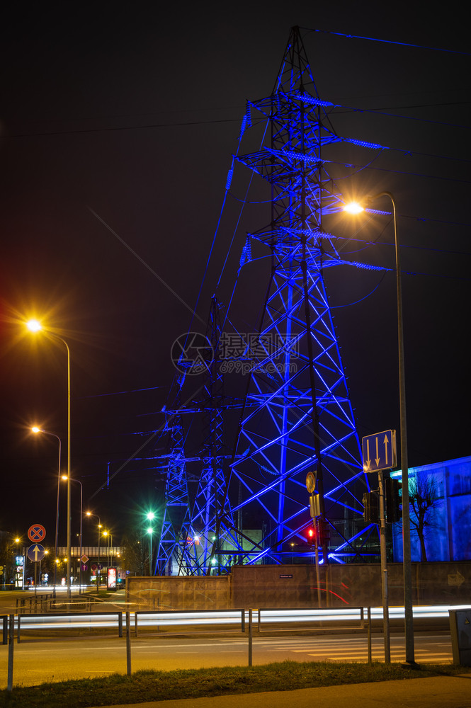 丰富多彩的基础设施由于庆祝新年里加街道高电压塔在晚间以彩色灯光照亮线条图片