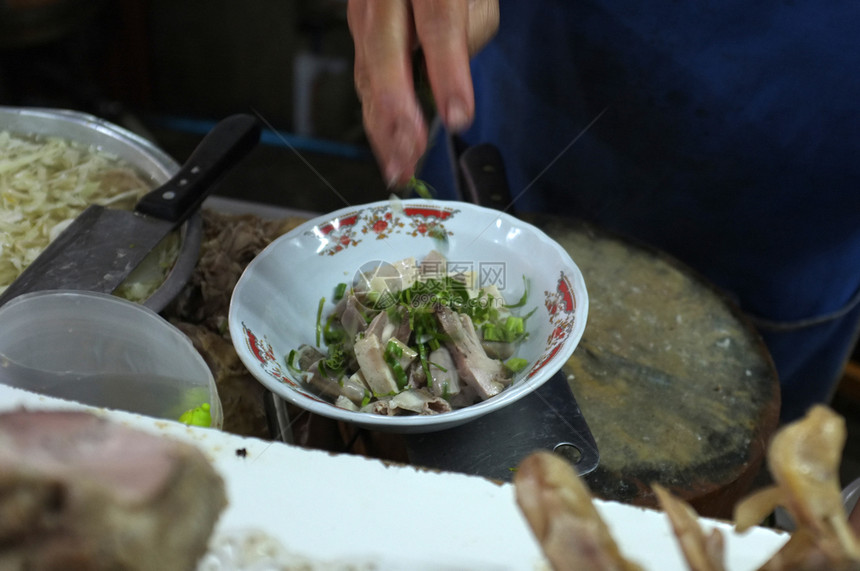Thailand的SakonNakhon泰国街头食品当地餐厅煮饭面猪肉和内脏香肠健康黄色的图片