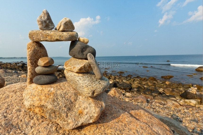 多岩石的海岸线罗得岛海滨的日落景通过象zen一样的石头结构云图片