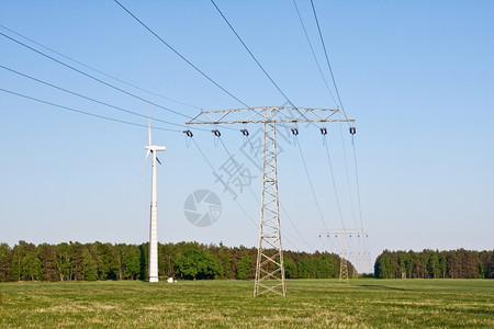 效用与高压电线结合的风车和高压电动线路发机塔图片