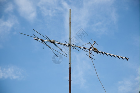 单身的收音机电视天线的一个单极返回天空A技术图片