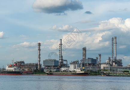 出货量化学活力炼油厂河上有原运出石的输天空背景