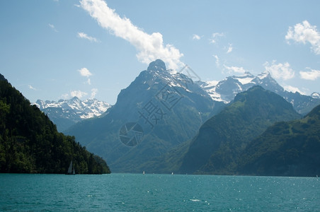 风帆冲浪景优美瑞士卢塞恩湖Lucerne的帆船和美丽山全景旅游图片