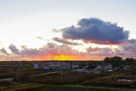 红色的日落在田地上晒太阳村的庄日落在田地上明亮的日出图片