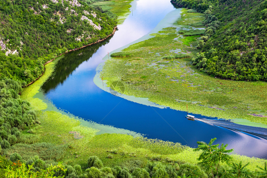 景观在黑山区的河上乘船从海看在山的河风景优美里耶卡图片