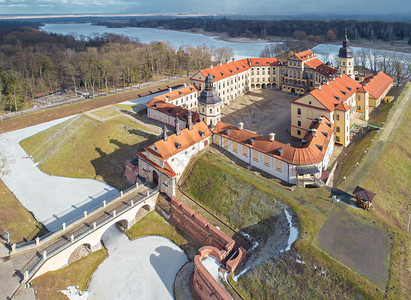 景观旅游雪白俄罗斯明克地区Nesvizh中世纪城堡空观察图片