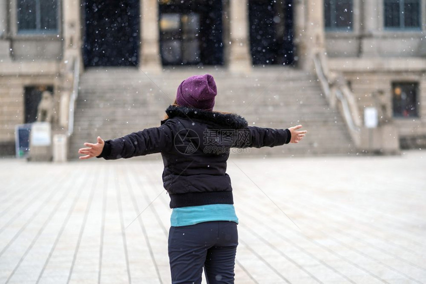 亚洲年轻女子在雪落下时玩的背面旅行和兴奋的概念带毛帽夹着丝带和外套的冬季节为了什么时候圣诞节图片
