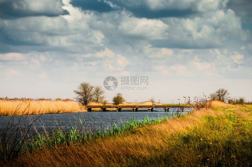 戏剧暴风雨前的农村夏季景观云天空图片