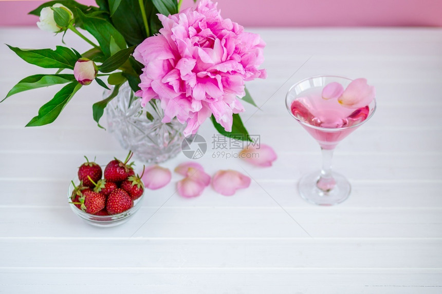 干燥粉红牡丹旁边的一杯粉红葡萄酒色背景牡丹旁边的一杯粉红葡萄酒婚礼新鲜的图片