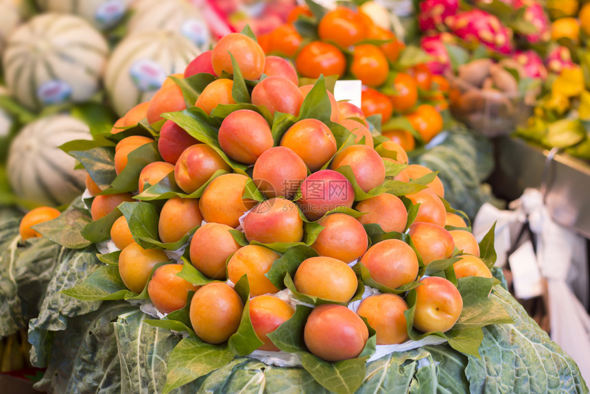 食物成熟在市场上出售的一连串新鲜杏子明亮的图片