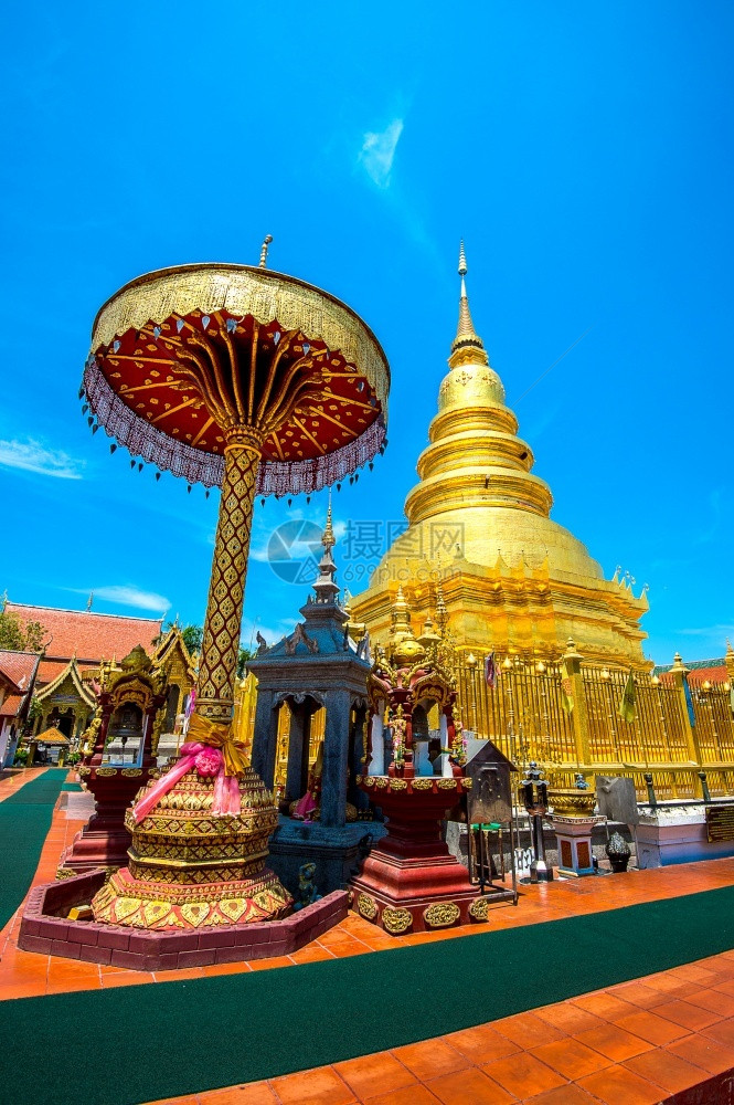 泰国金色尖顶寺庙图片