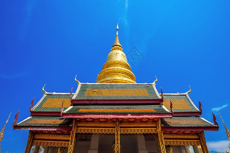 泰国金色尖顶寺庙高清图片