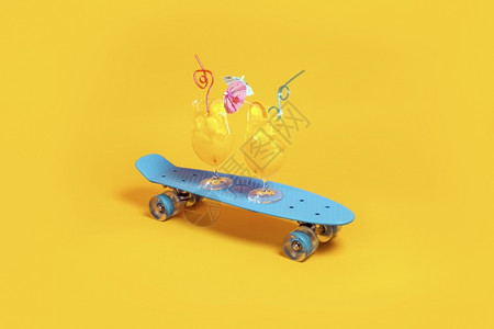 伞黄色的两杯鸡尾酒加橙汁和蓝滑板上的冰雪立方概念冷却饮料在炎热的夏日新鲜背景图片