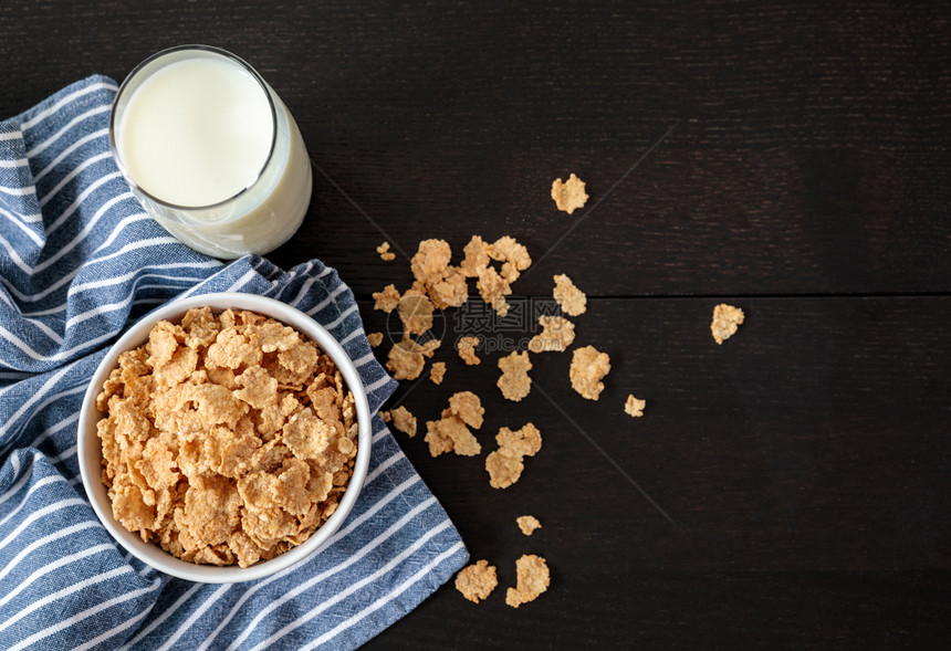 木制的脆健康玉米花和牛奶早餐桌食物和饮料钟图片