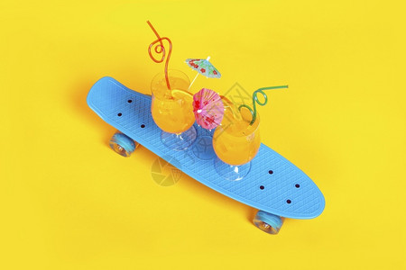 立方体两杯鸡尾酒加橙汁和蓝滑板上的冰雪立方热暑假的概念饮料美味天图片